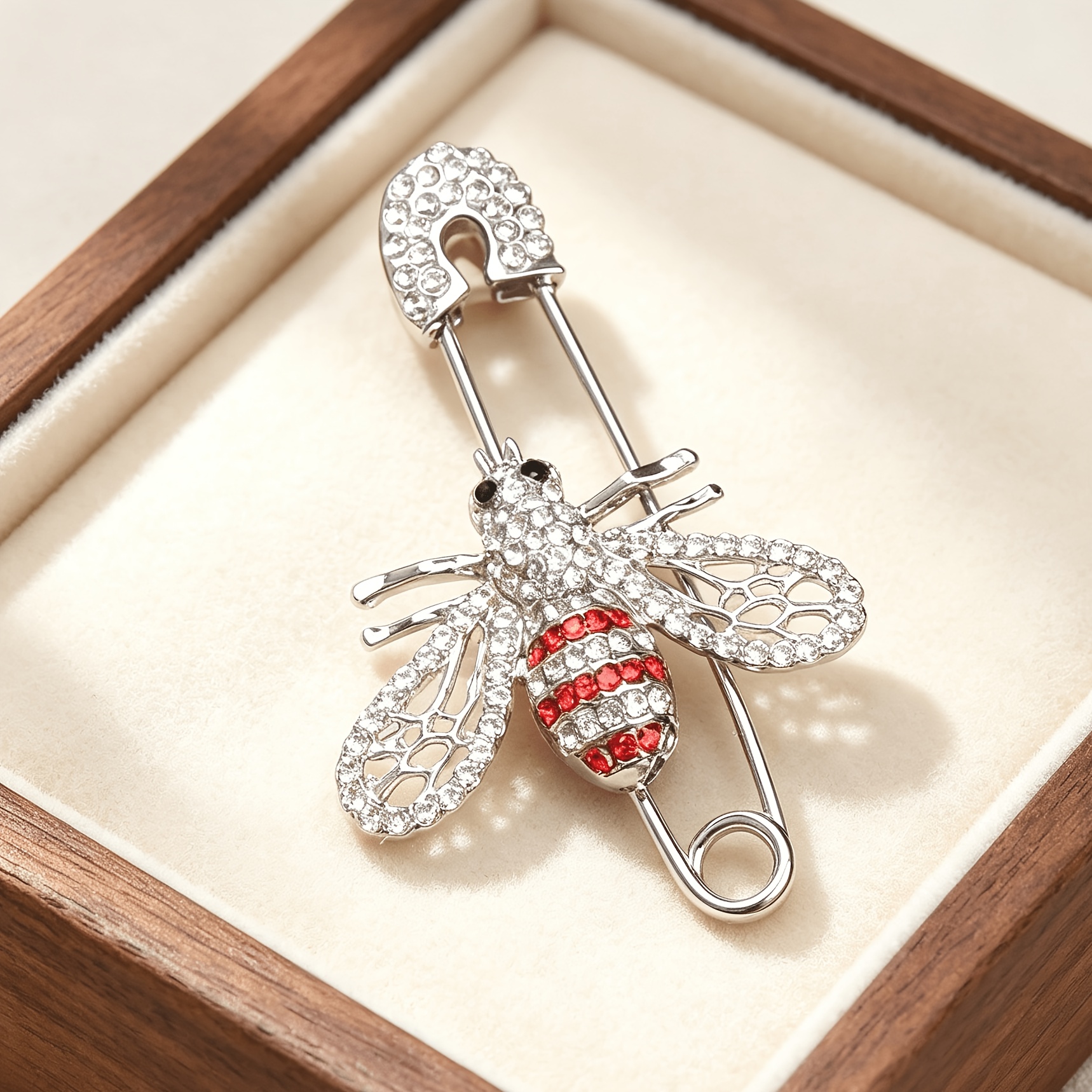 Exquisite Bee Brooches for Women, Elegant Accessory
